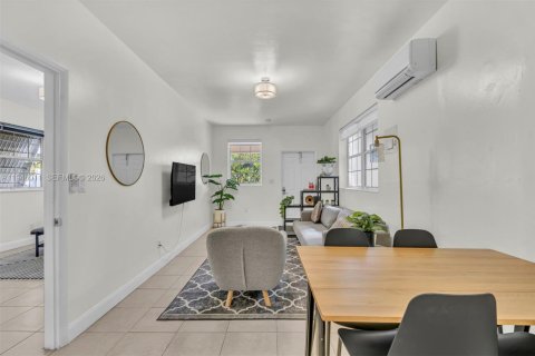 House in Hallandale Beach, Florida 4 bedrooms, 157.93 sq.m. № 2003584 - photo 4