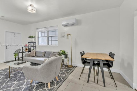 House in Hallandale Beach, Florida 4 bedrooms, 157.93 sq.m. № 2003584 - photo 9