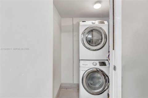 House in Hallandale Beach, Florida 4 bedrooms, 157.93 sq.m. № 2003584 - photo 22