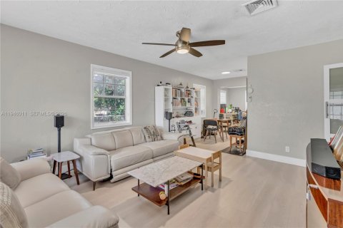 House in Hallandale Beach, Florida 4 bedrooms, 157.93 sq.m. № 2003584 - photo 13