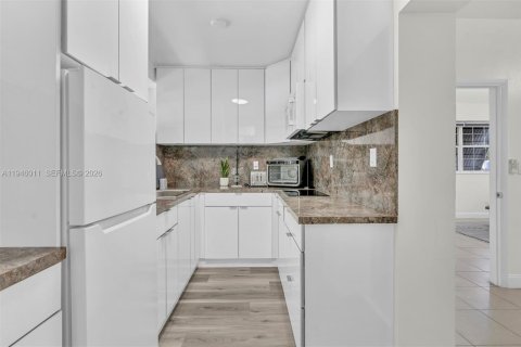 House in Hallandale Beach, Florida 4 bedrooms, 157.93 sq.m. № 2003584 - photo 19