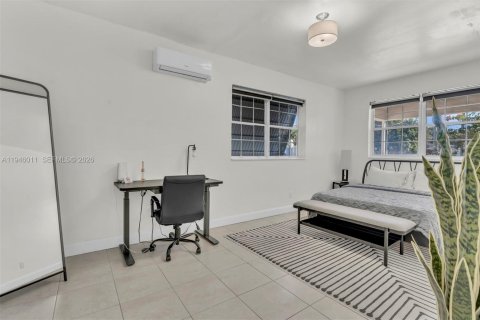 House in Hallandale Beach, Florida 4 bedrooms, 157.93 sq.m. № 2003584 - photo 8