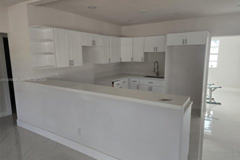 Купить коммерческую недвижимость в Майами, Флорида 210.89м2, № 2048510 - фото 2