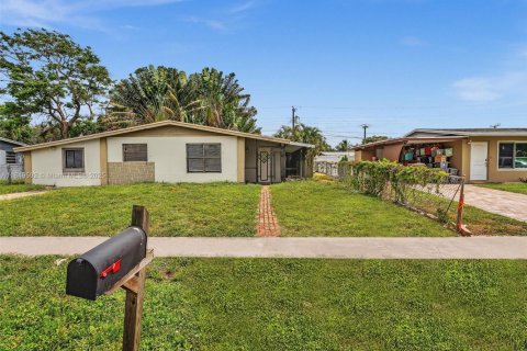 Casa en alquiler en Davie, Florida, 3 dormitorios, 91.51 m2 № 1962768 - foto 1