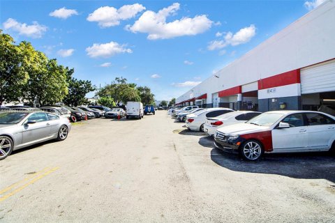 Купить коммерческую недвижимость в Майами, Флорида № 2034725 - фото 2