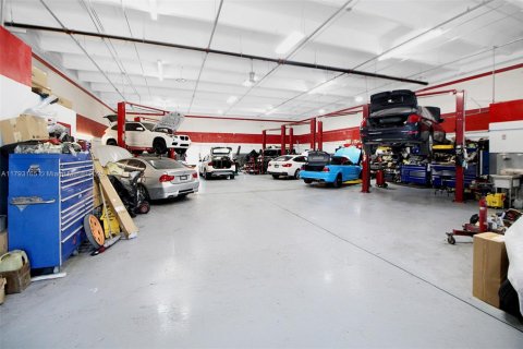 Купить коммерческую недвижимость в Майами, Флорида № 2034725 - фото 4