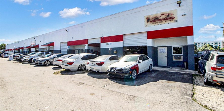 Коммерческая недвижимость в Майами, Флорида № 2034725