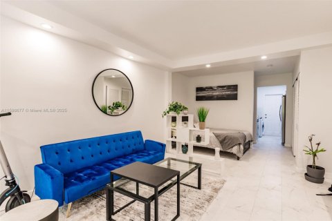 Condo in Miami Beach, Florida  № 1960054 - photo 3