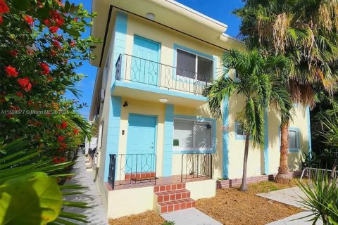 Condo in Miami Beach, Florida  № 1960054 - photo 1