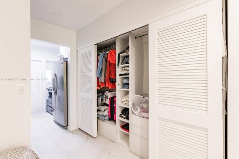 Condo in Miami Beach, Florida  № 1960054 - photo 8