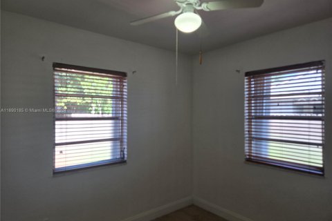 House in Hialeah, Florida 4 bedrooms, 194.82 sq.m. № 1965022 - photo 19