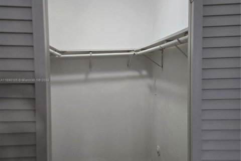 House in Hialeah, Florida 4 bedrooms, 194.82 sq.m. № 1965022 - photo 15