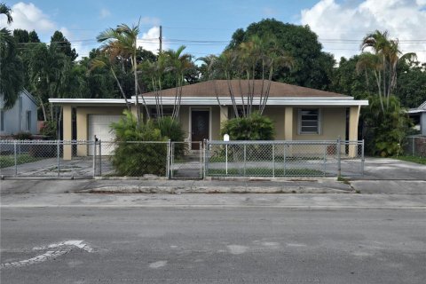 House in Hialeah, Florida 4 bedrooms, 194.82 sq.m. № 1965022 - photo 1