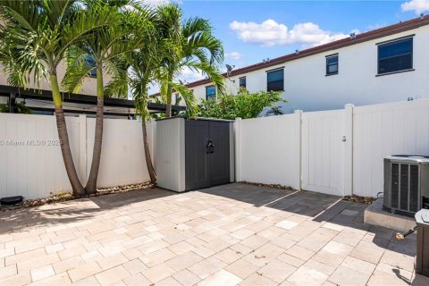 Adosado en venta en Hialeah, Florida, 3 dormitorios, 143.07 m2 № 1967990 - foto 20