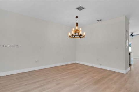 Adosado en venta en Hialeah, Florida, 3 dormitorios, 143.07 m2 № 1967990 - foto 4