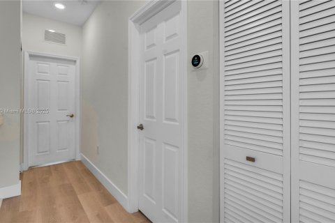 Adosado en venta en Hialeah, Florida, 3 dormitorios, 143.07 m2 № 1967990 - foto 24
