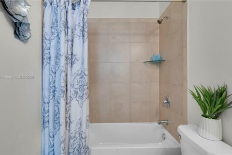 Adosado en venta en Hialeah, Florida, 3 dormitorios, 143.07 m2 № 1967990 - foto 27