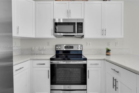 Adosado en venta en Hialeah, Florida, 3 dormitorios, 143.07 m2 № 1967990 - foto 13