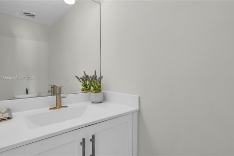 Adosado en venta en Hialeah, Florida, 3 dormitorios, 143.07 m2 № 1967990 - foto 22