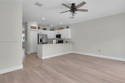 Adosado en venta en Hialeah, Florida, 3 dormitorios, 143.07 m2 № 1967990 - foto 18