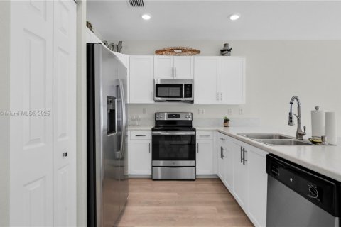 Adosado en venta en Hialeah, Florida, 3 dormitorios, 143.07 m2 № 1967990 - foto 10