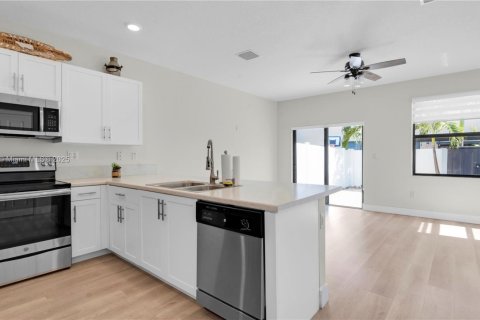 Adosado en venta en Hialeah, Florida, 3 dormitorios, 143.07 m2 № 1967990 - foto 9