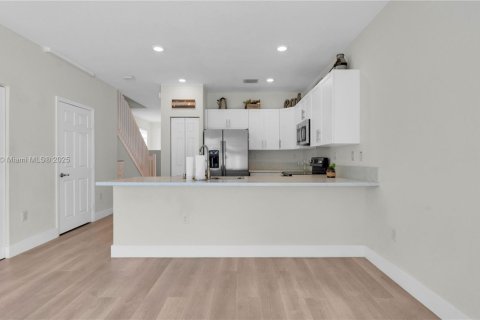Adosado en venta en Hialeah, Florida, 3 dormitorios, 143.07 m2 № 1967990 - foto 19