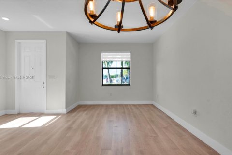 Adosado en venta en Hialeah, Florida, 3 dormitorios, 143.07 m2 № 1967990 - foto 6
