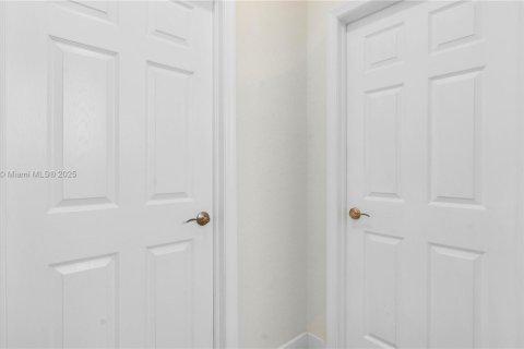 Adosado en venta en Hialeah, Florida, 3 dormitorios, 143.07 m2 № 1967990 - foto 25