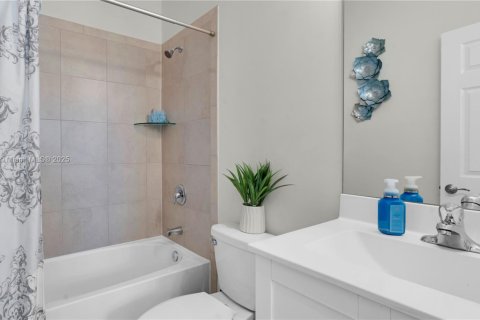 Adosado en venta en Hialeah, Florida, 3 dormitorios, 143.07 m2 № 1967990 - foto 26