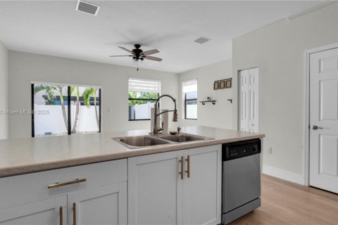 Adosado en venta en Hialeah, Florida, 3 dormitorios, 143.07 m2 № 1967990 - foto 15