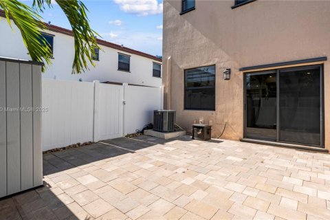 Adosado en venta en Hialeah, Florida, 3 dormitorios, 143.07 m2 № 1967990 - foto 21