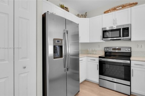 Adosado en venta en Hialeah, Florida, 3 dormitorios, 143.07 m2 № 1967990 - foto 12