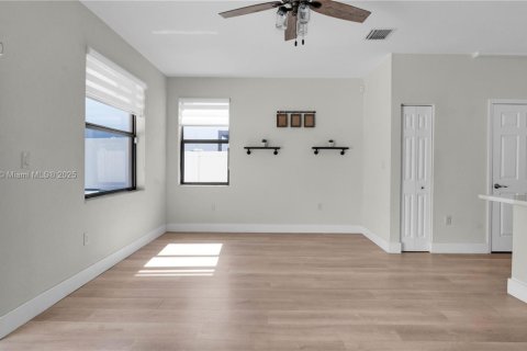 Adosado en venta en Hialeah, Florida, 3 dormitorios, 143.07 m2 № 1967990 - foto 16