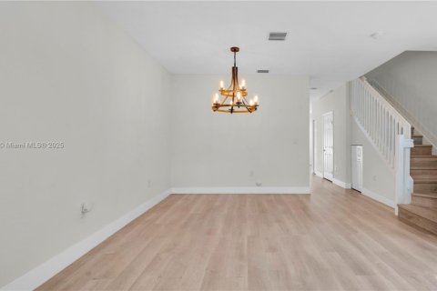 Adosado en venta en Hialeah, Florida, 3 dormitorios, 143.07 m2 № 1967990 - foto 7