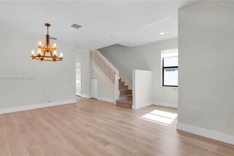 Adosado en venta en Hialeah, Florida, 3 dormitorios, 143.07 m2 № 1967990 - foto 8