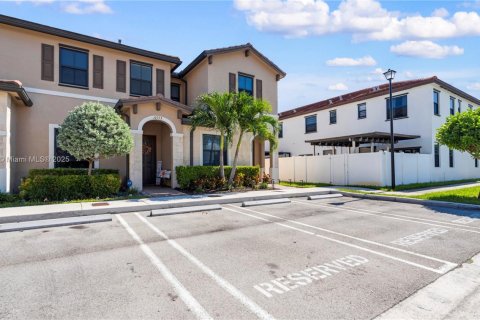 Adosado en venta en Hialeah, Florida, 3 dormitorios, 143.07 m2 № 1967990 - foto 2