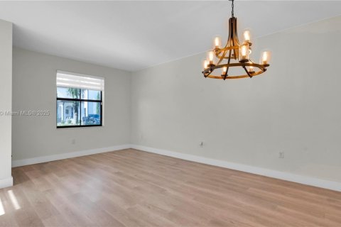 Adosado en venta en Hialeah, Florida, 3 dormitorios, 143.07 m2 № 1967990 - foto 5