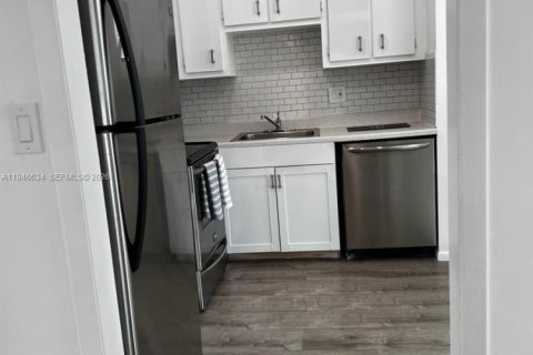 Condo in Lauderhill, Florida, 1 bedroom  № 2002890 - photo 18