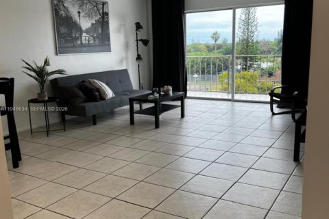 Condo in Lauderhill, Florida, 1 bedroom  № 2002890 - photo 4