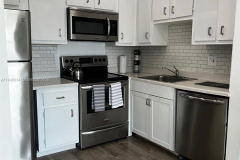 Condo in Lauderhill, Florida, 1 bedroom  № 2002890 - photo 17