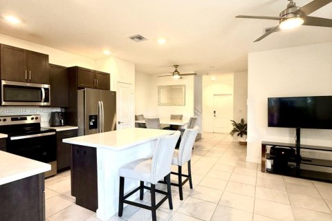 Townhouse in Homestead, Florida 4 bedrooms, 127.65 sq.m. № 2179806 - photo 4