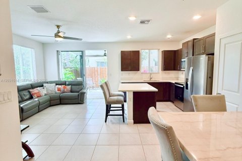 Townhouse in Homestead, Florida 4 bedrooms, 127.65 sq.m. № 2179806 - photo 3