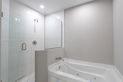 Condo in Miami, Florida, 2 bedrooms № 2007007 - photo 27