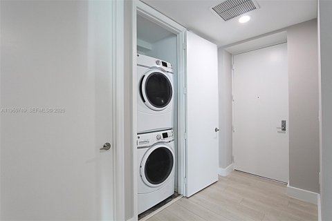 Condo in Miami, Florida, 2 bedrooms № 2007007 - photo 10