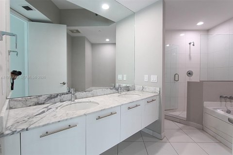 Condo in Miami, Florida, 2 bedrooms № 2007007 - photo 25