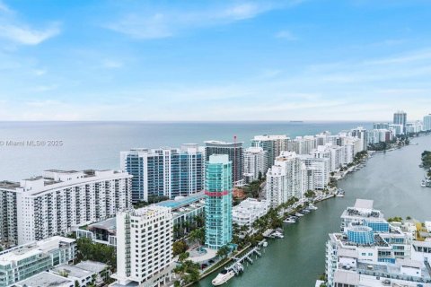 Copropriété à vendre à Miami Beach, Floride: 2 chambres, 120.77 m2 № 1985219 - photo 1