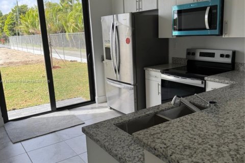 House in Homestead, Florida 4 bedrooms № 1855100 - photo 5