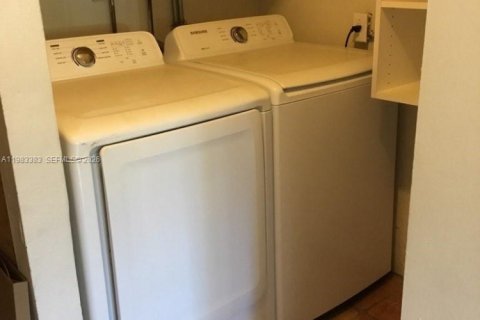 House in Surfside, Florida 3 bedrooms, 134.43 sq.m. № 2049769 - photo 16