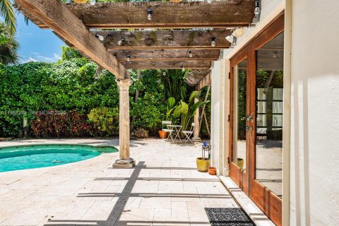 House in Surfside, Florida 3 bedrooms, 134.43 sq.m. № 2049769 - photo 7